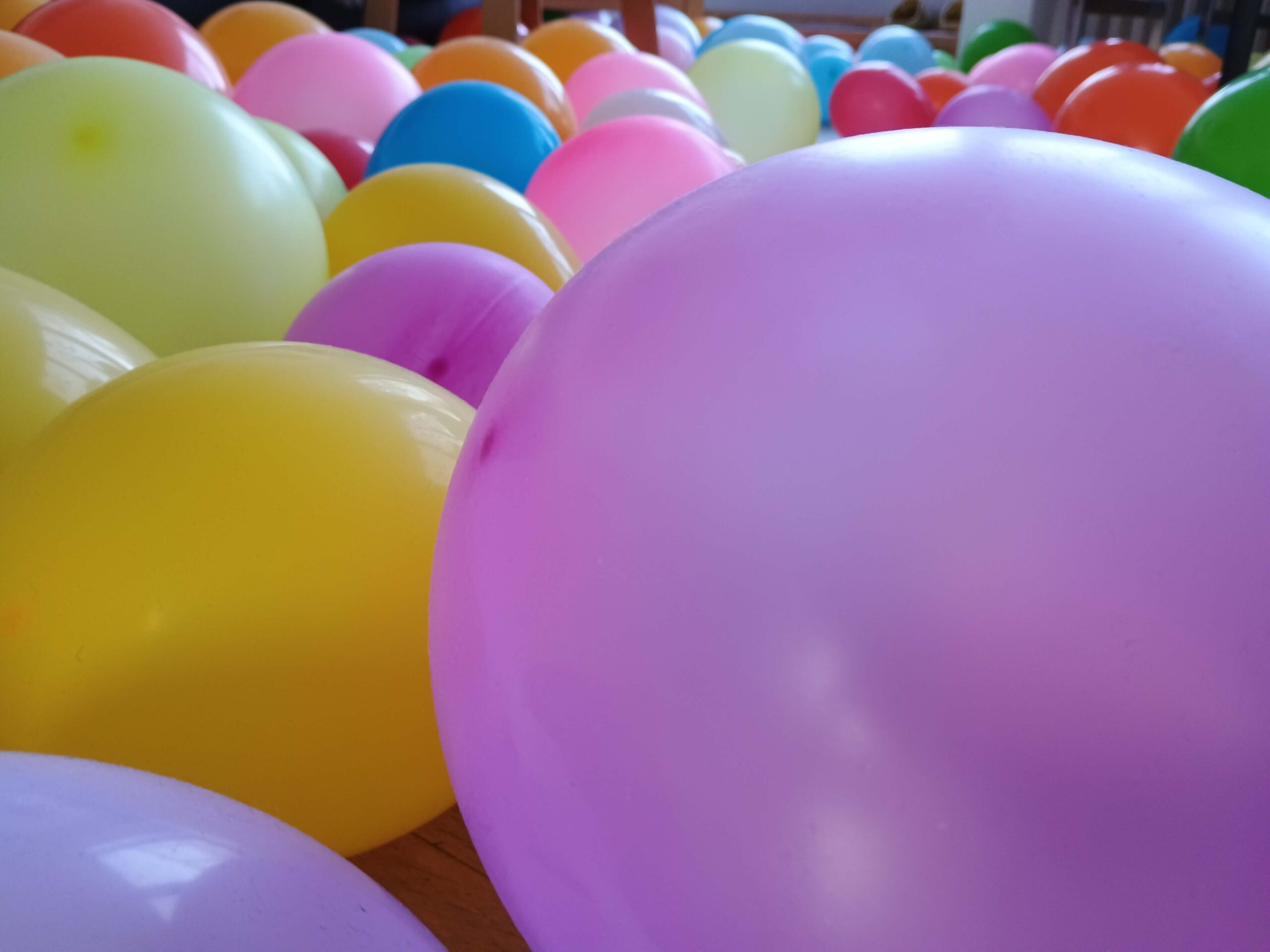 99 Luftballons ziemlich bunt auf dem Fußboden